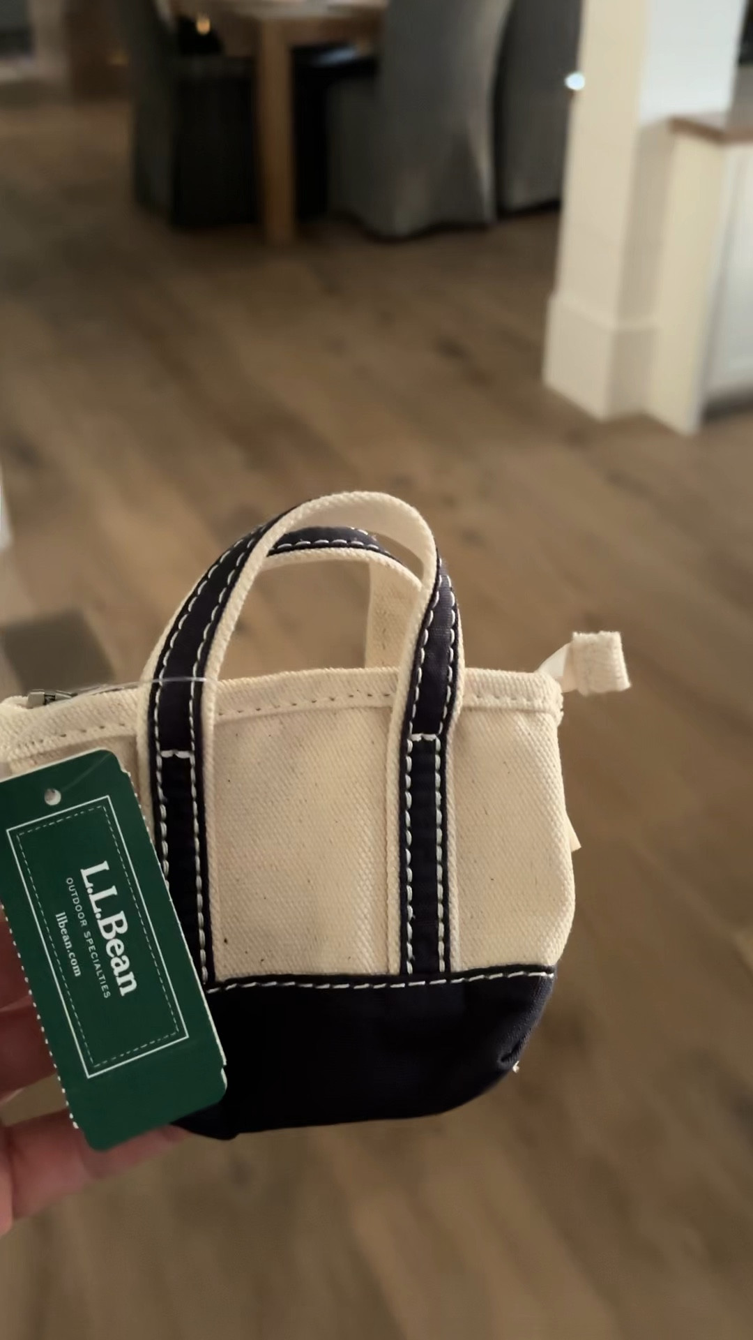 Why is everything mini so cute? This little Boat tote keychain is my new favorite thing 
💙🛶💙