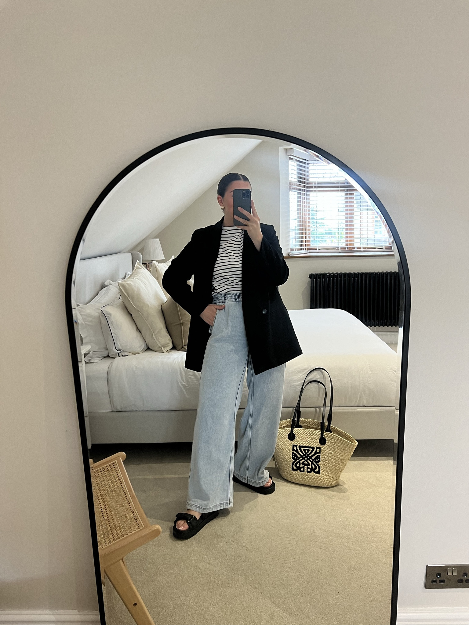 Dressing for the weather that we have 🌦️

Tee is Primark edit range 
I wear size M in the jeans 
Size M in the blazer 

I am 5’3 for reference 