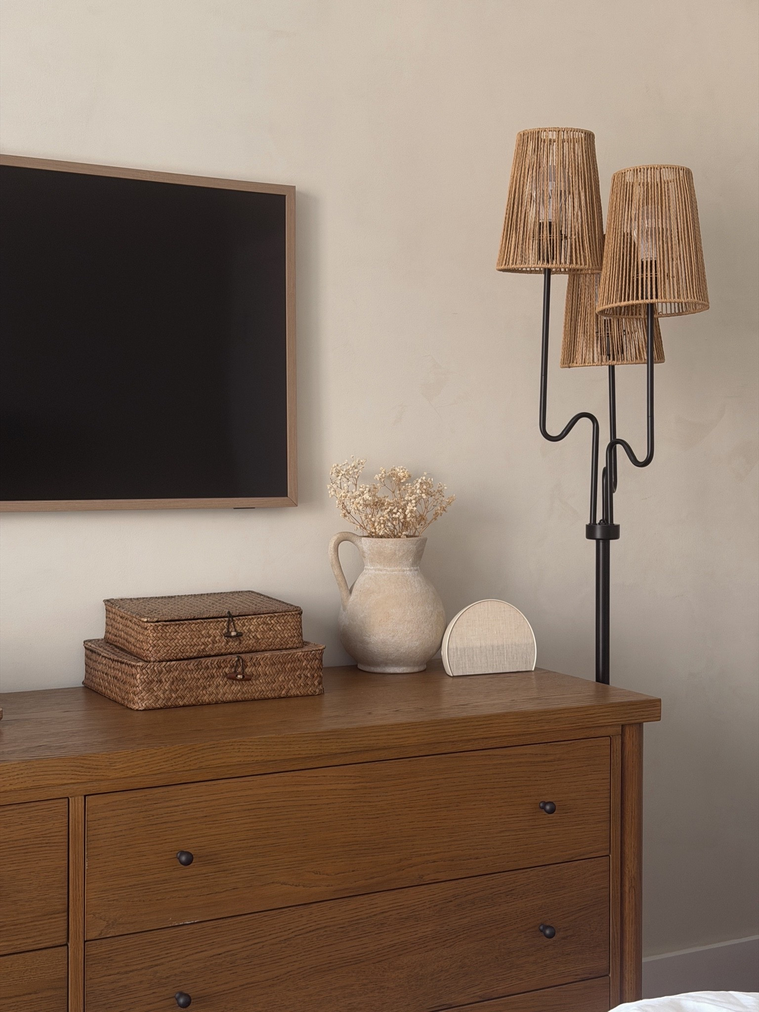Dresser decor

#LTKgrwm #LTKHome #LTKmorningroutine