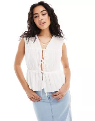 Y.A.S - Mouwloze aangerimpelde blouse met gestrikte voorkant in wit | ASOS (Global)