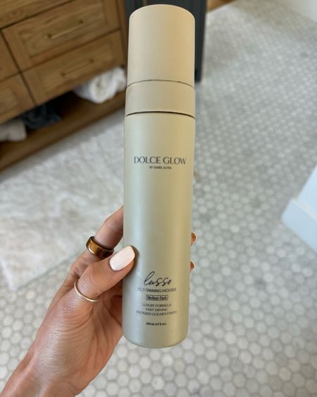 my holy grail self tanner! 🤍 easy to apply, no bad scent, and gives you the most natural sunkissed glow! ☀️


#selftanner #beautytip #summer #selftan #dolceglow