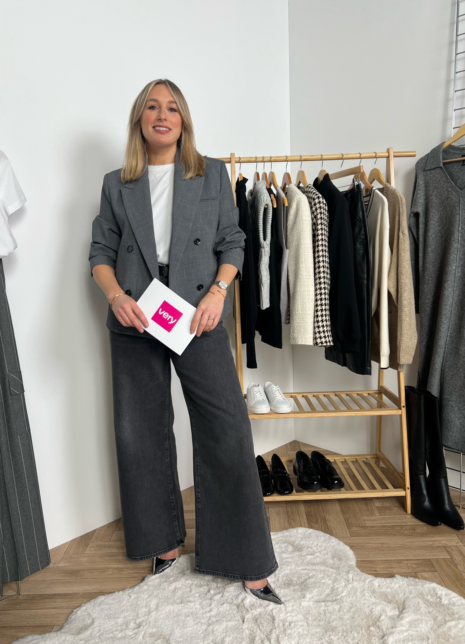 Cropped blazer
Wide leg jeans
Puddle jeans
White tee
Silver shoes
Silver accessories 

#LTKmidsize #LTKworkwear #LTKsalealert