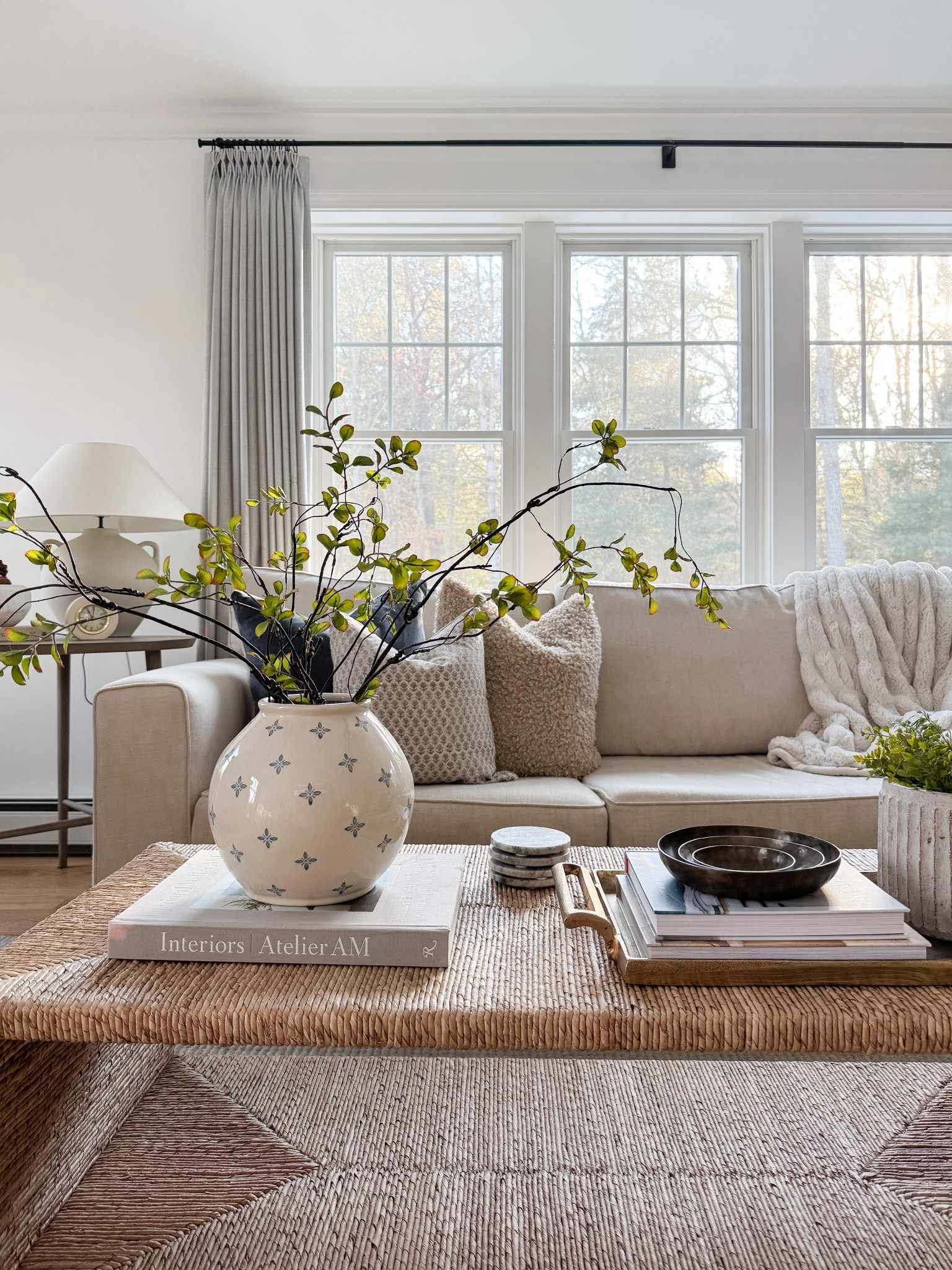 living room

Amazon home  sofa cover decor  Coastal living room  throw blanket, throw pillows, potter barn sofa,  vase, jute rug, sherri calnan home

#LTKHome #LTKFindsUnder50