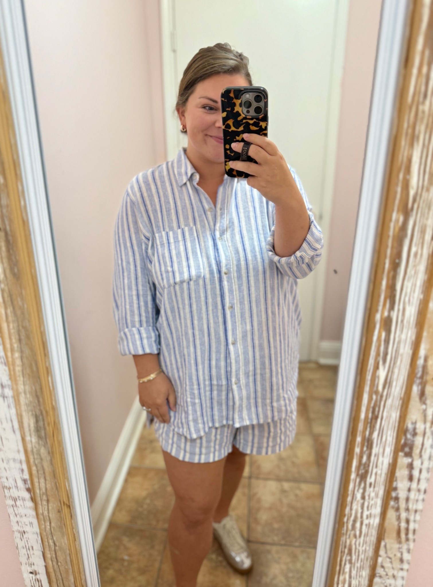 Todays OOTD while I work at my moms shop! Wearing the L in the shorts and XL in the top. 

#LTKMidsize