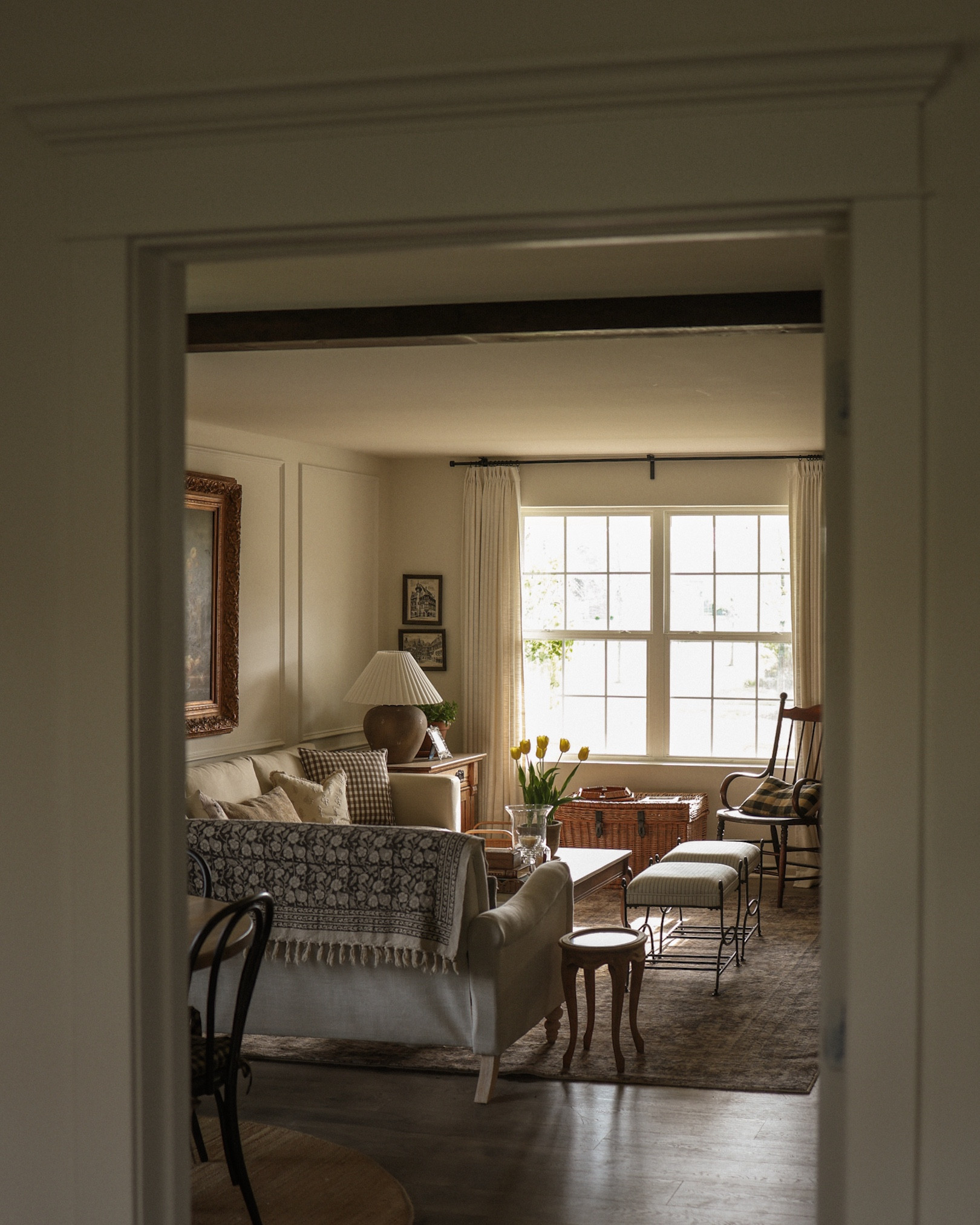 Cozy collected living room links

Rug, light, chandelier, lamp, sofa, loveseat, curtains 

#LTKHome