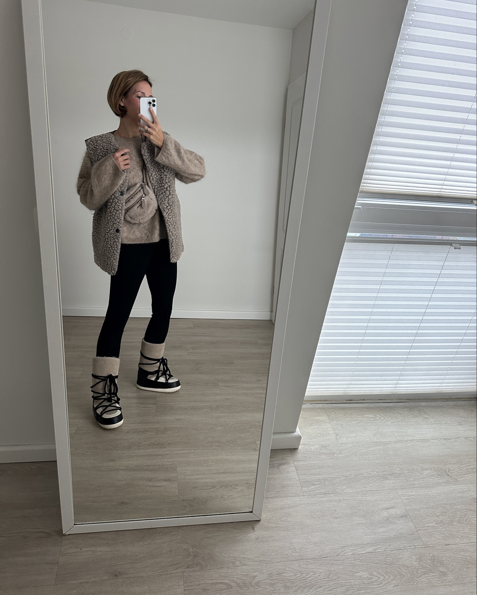 Leggings, Cashmere & Moonboots

#LTKeurope #LTKwinter #LTKautumn