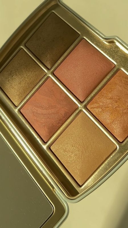 A little holiday glow never hurt anyone 🌟🎁

The limited edition snake palette from Hourglass Cosmetics I will be using for years to come! 🐍

#LTKSeasonal #LTKVideo #LTKbeauty