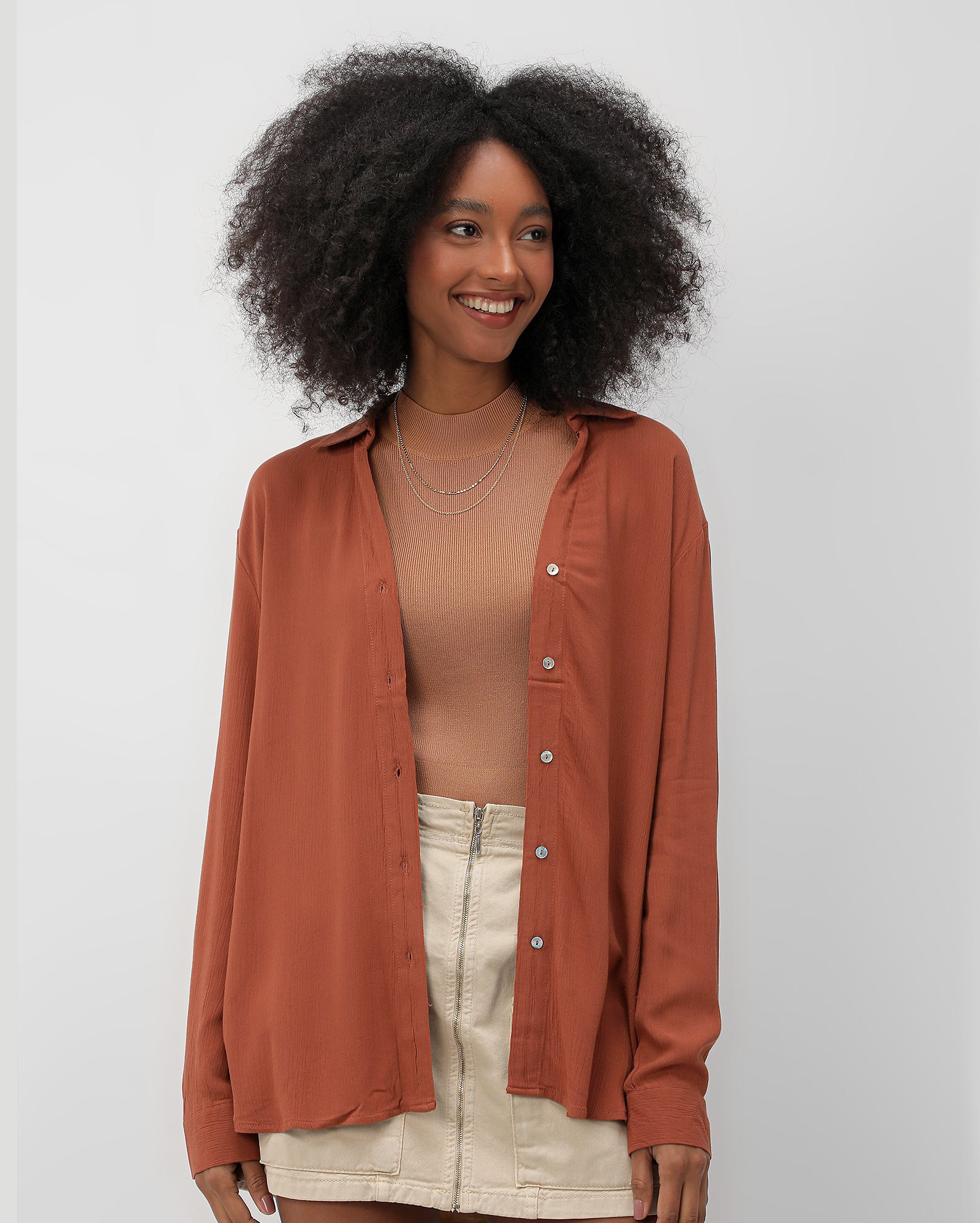 Camisa feminina texturizada marrom | Pool Basics by Riachuelo | Riachuelo (BR)