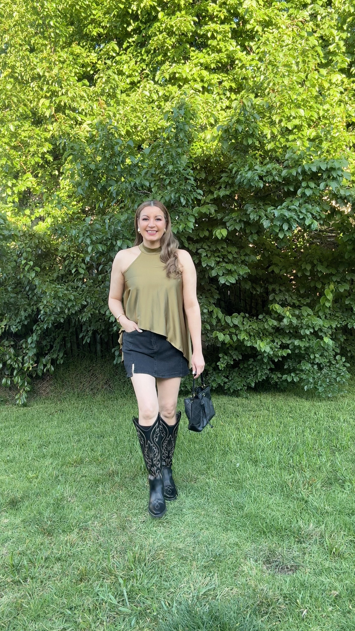 Women's satin blouse, halter neck, sleeveless, asymmetrical hem, for summer, for going out, for disco.
Size:M

#LTKMothersDay #LTKMidsize #LTKSaleAlert