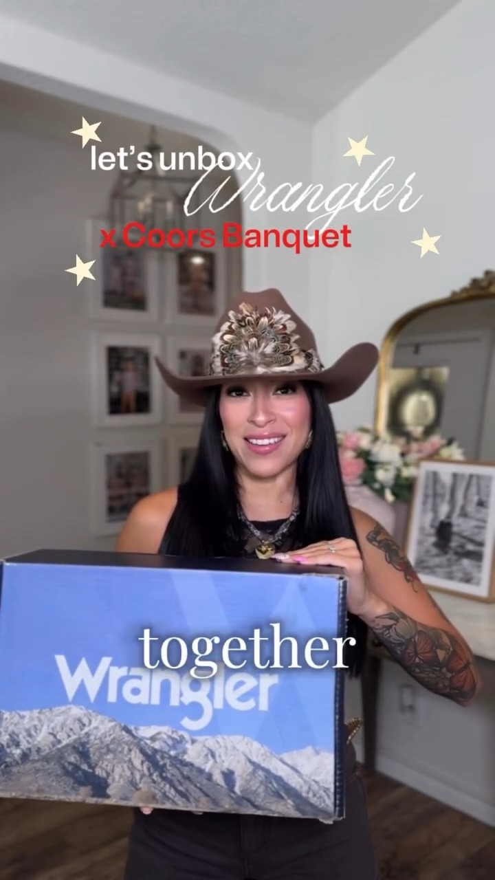 Unboxing the @wrangler x @coorsbanquet collaboration 🤠🍻 Safe to say I’m officially ready for summer concert season. #wrangler #coorsbanquet #westernfashion #westernfashioninfluencer #txhillcountry