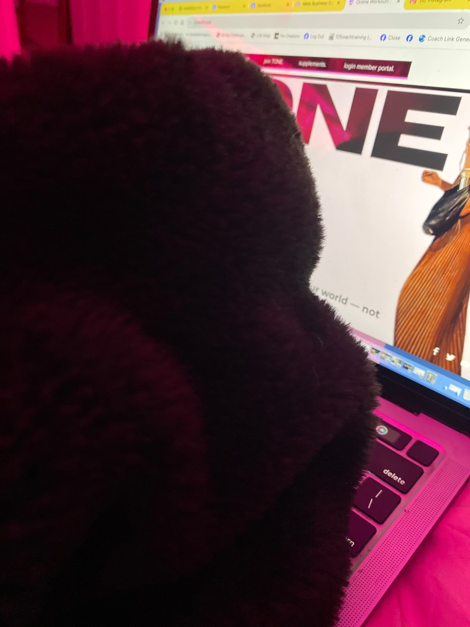 What is that in that picture? Oh that’s the softest freaking blanket on the planet the black one, but I need one in every color.

#LTKHoliday #LTKSeasonal #LTKSaleAlert