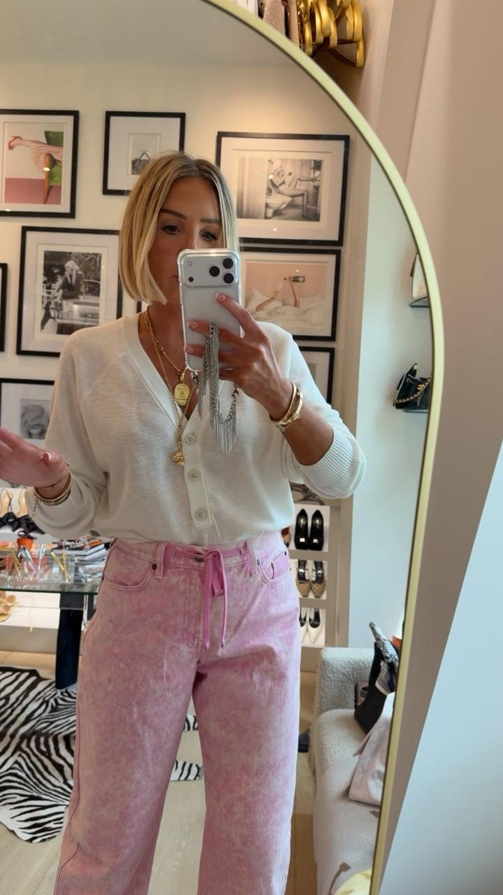 NEW from target! Probably one of my favorite looks from there ever 💕💕💕 size down in both pants and top .. I’m in a 4 in jeans and a small in top