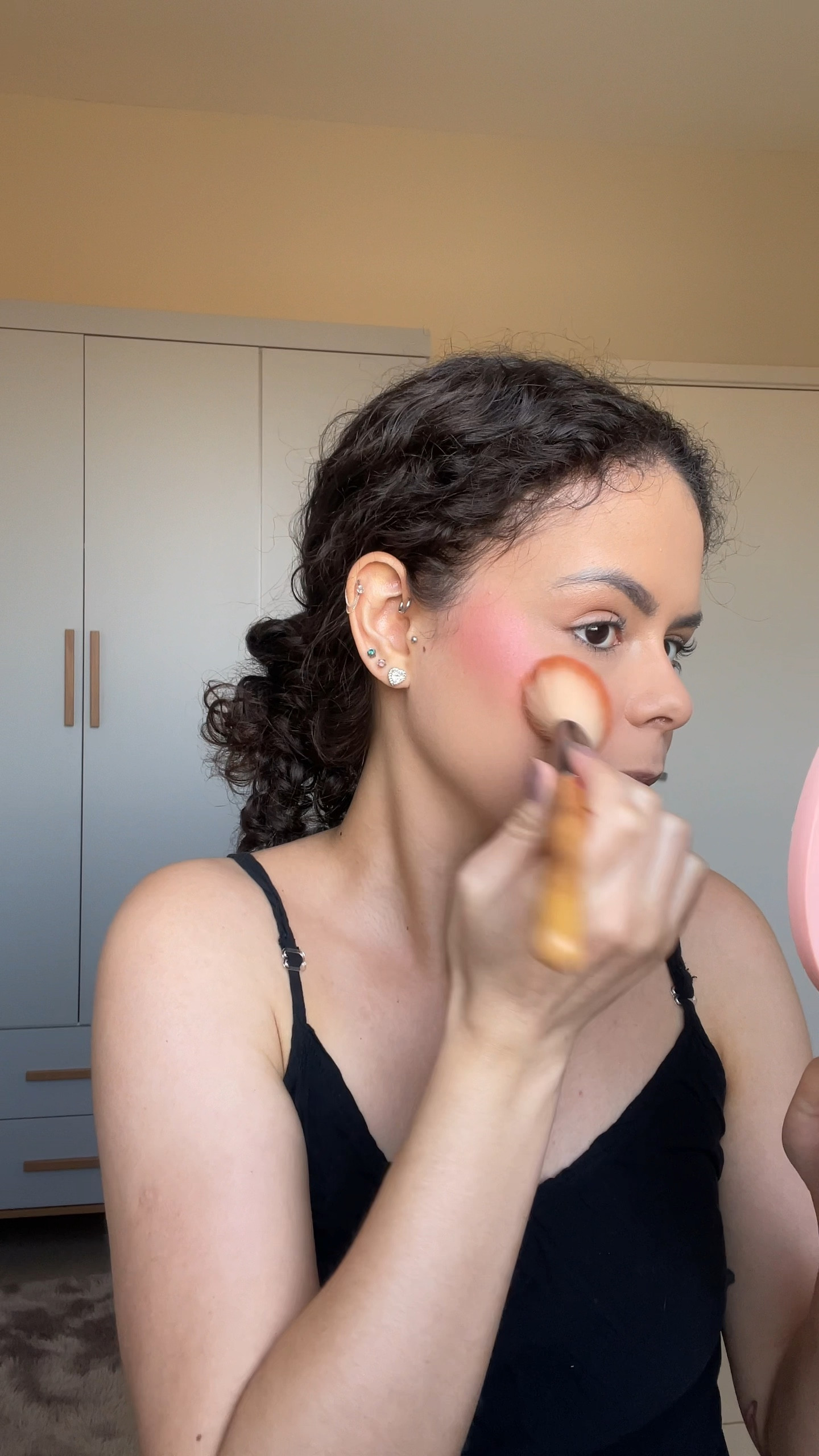 Dia 5 tentando me arrumar mais pro dia a dia pra mim e minha família! 

Ao som desse clássico de Scorpions que eu amo demais 😍

Nesse dia foi minha primeira vez usando o blush iluminador da @rarebeauty e eu fiquei chocada e apaixonada no efeito que ele deu

#maquiagem #makediadia #maquiagemdiaadia #blushrarebeauty #autoestima #blushsabrinacarpenter

#LTKbeleza #LTKbrasil