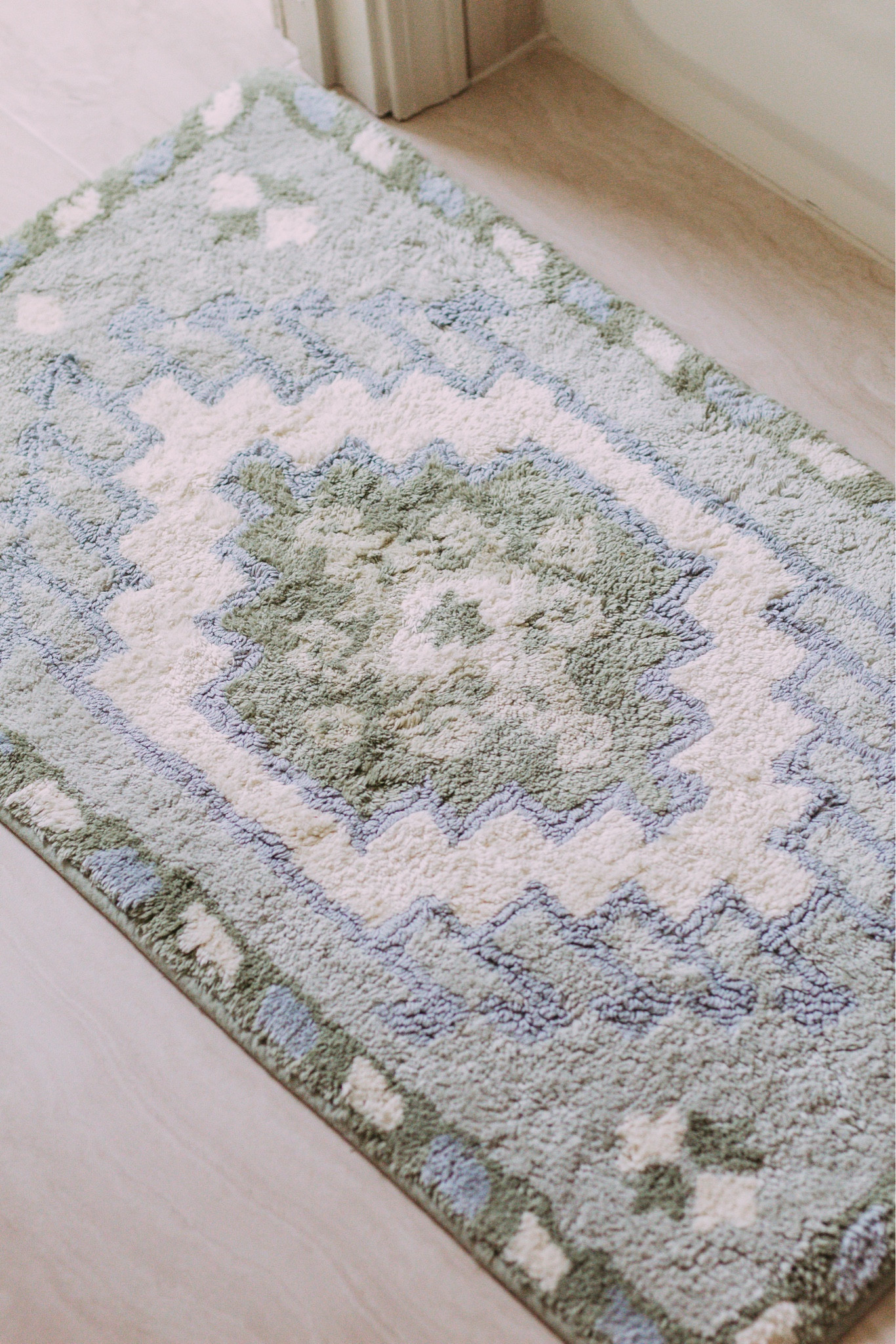 Another great bathroom find! This bath rug is so beautiful. The colors come together so well. Also links the shower curtain I ordered to go with it!

Home decor / Bath decor

#LTKHome #LTKFindsUnder50 #LTKStyleTip