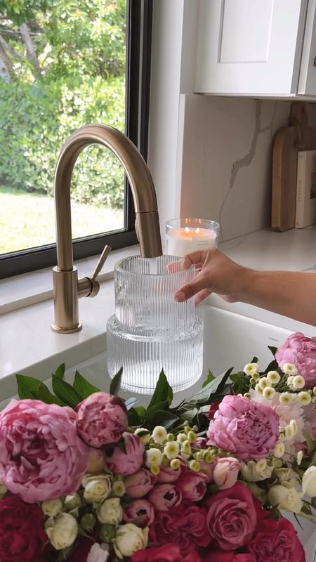Weekly flower refresh 🌸💐

#vase #glassvase #ribbedvase #amazon #amazonhome #amazonfind #flowerarrangement #flowers #homedecor #kitchen #sink 

#LTKHome #LTKFindsUnder50 #LTKFindsUnder100