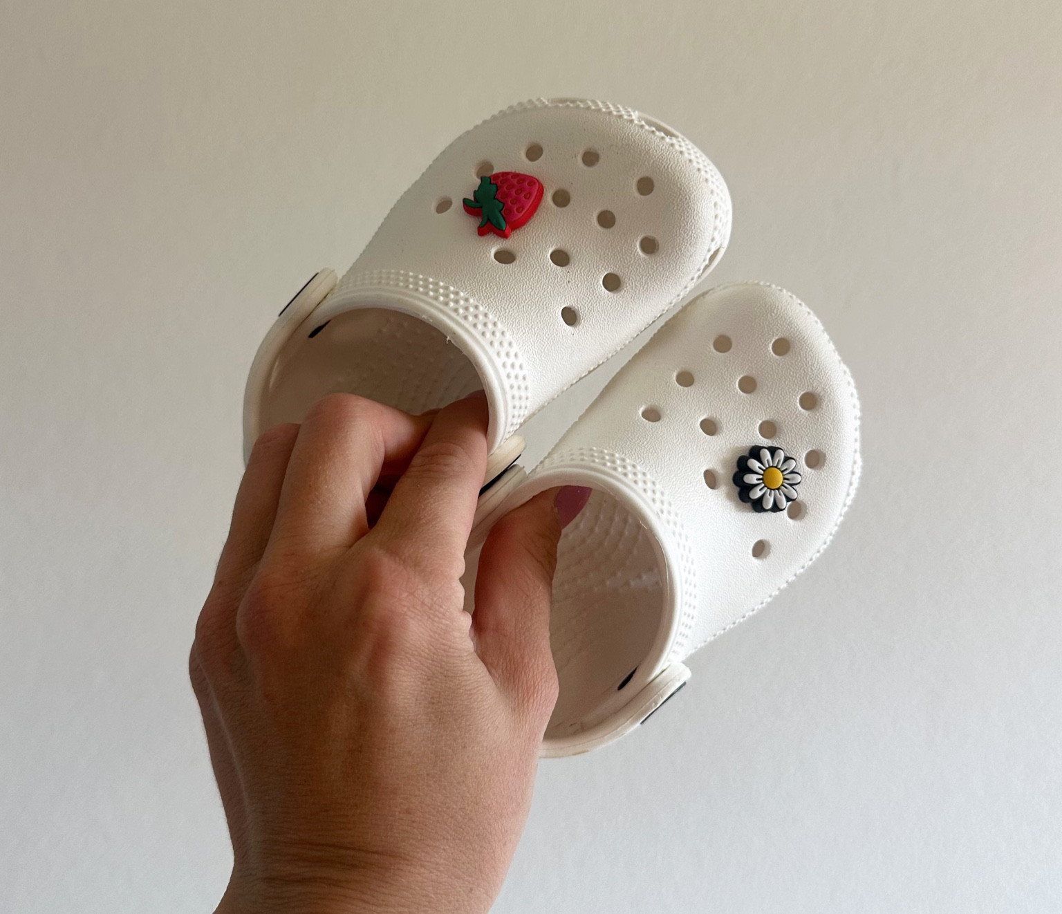 Crocs have to be the cutest and easiest toddler shoe of all time 🍓🌼