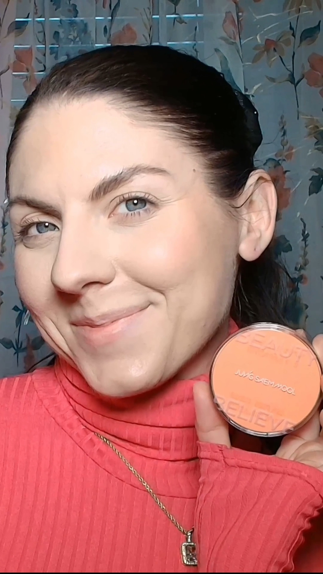 soft glow, fresh finish, and a shade that brings warmth back to the skin ✨

the jung saem mool artist cushion in dewy coral applies smoothly and gives a natural-looking glow without feeling heavy.

the texture feels lightweight on my skin and blends easily for an even, skin-like finish that looks polished but still effortless.

#tiktokshop #kbeautymakeup #cushionfoundation #dewylook #makeuproutine


#LTKgrwm #LTKFindsUnder50 #LTKBeauty