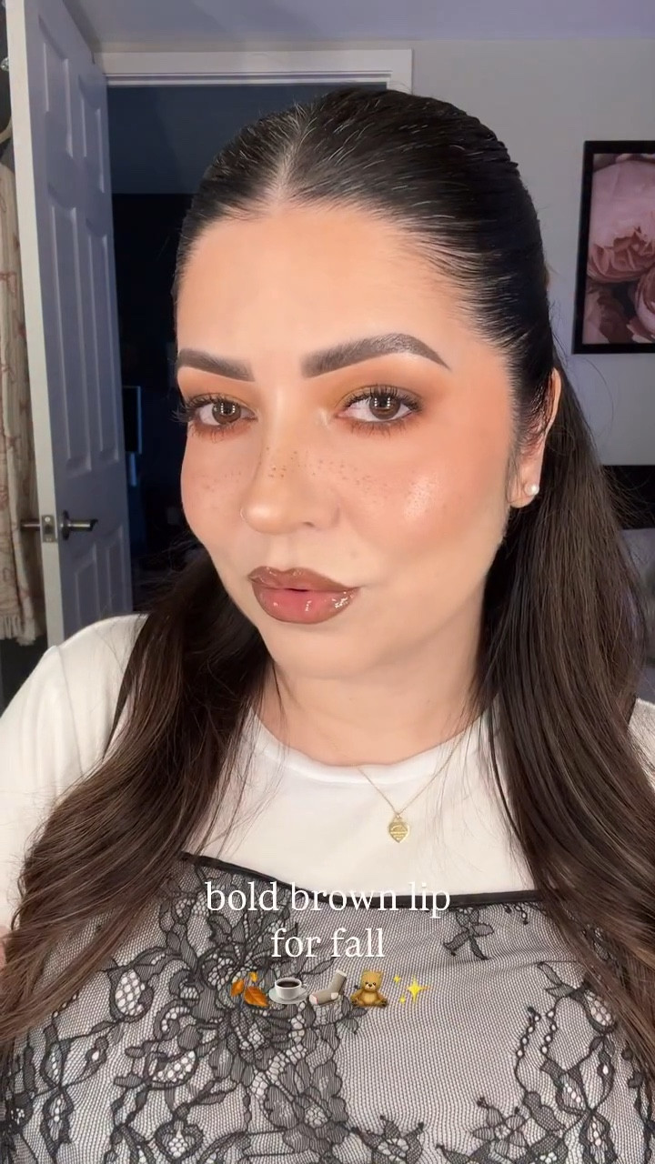 Bold brown lip for fall🍂☕️🧦🧸✨
I love how simple and well blended this combo is! As it wears down over the day, it actually becomes even more stunning; the darker liner just pops more!🤎

@charlottetilbury lip liner in ‘iconic nude’
@makeupbymario sculpting lip pencil in ‘milk chocolate’
@rhode peptide lip tint in ‘espresso’

#lipcombo #tutorial #makeup #beautyroutine #beautyessentials #grwm #explore #fall #autumn #beauty #beautytips #girlythings #lipliner #beautycontent #ugc #ugcmakeup