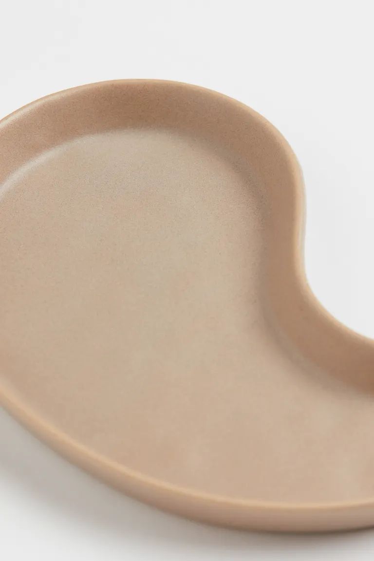 Small tray in glazed stoneware. Irregular shape with a low rim. Height 1/2 in. Width 6 in. Length... | H&M (US + CA)