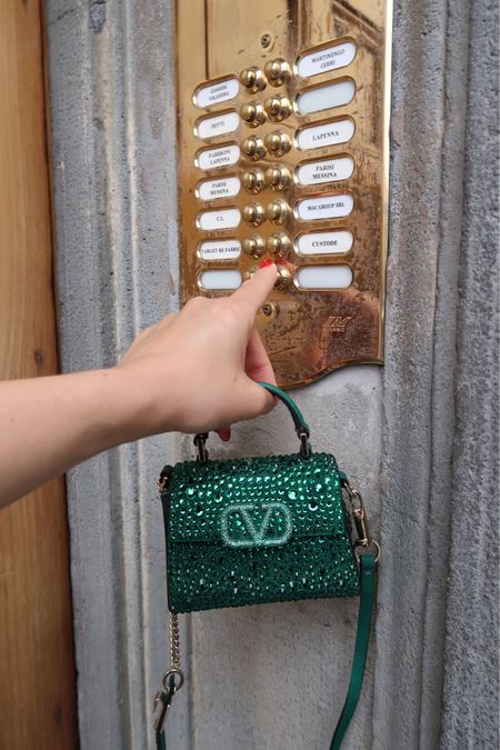 Forever fake ringing doorbells in Italy 

#LTKpartywear #LTKbag #LTKeurope