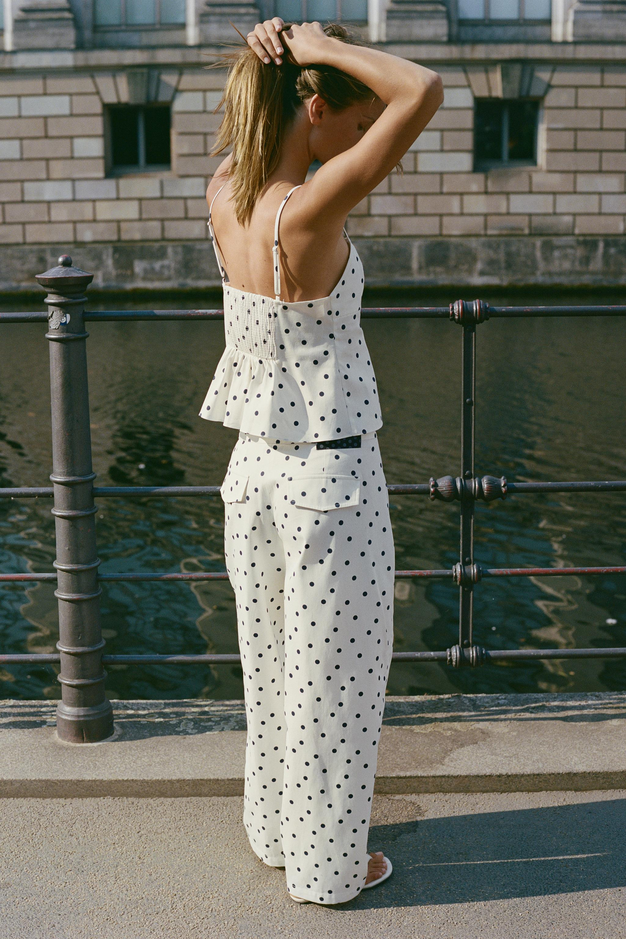Model height: 177 cmMid-waist trousers with front pockets and false flap pockets at the back. Loo... | Zara FR