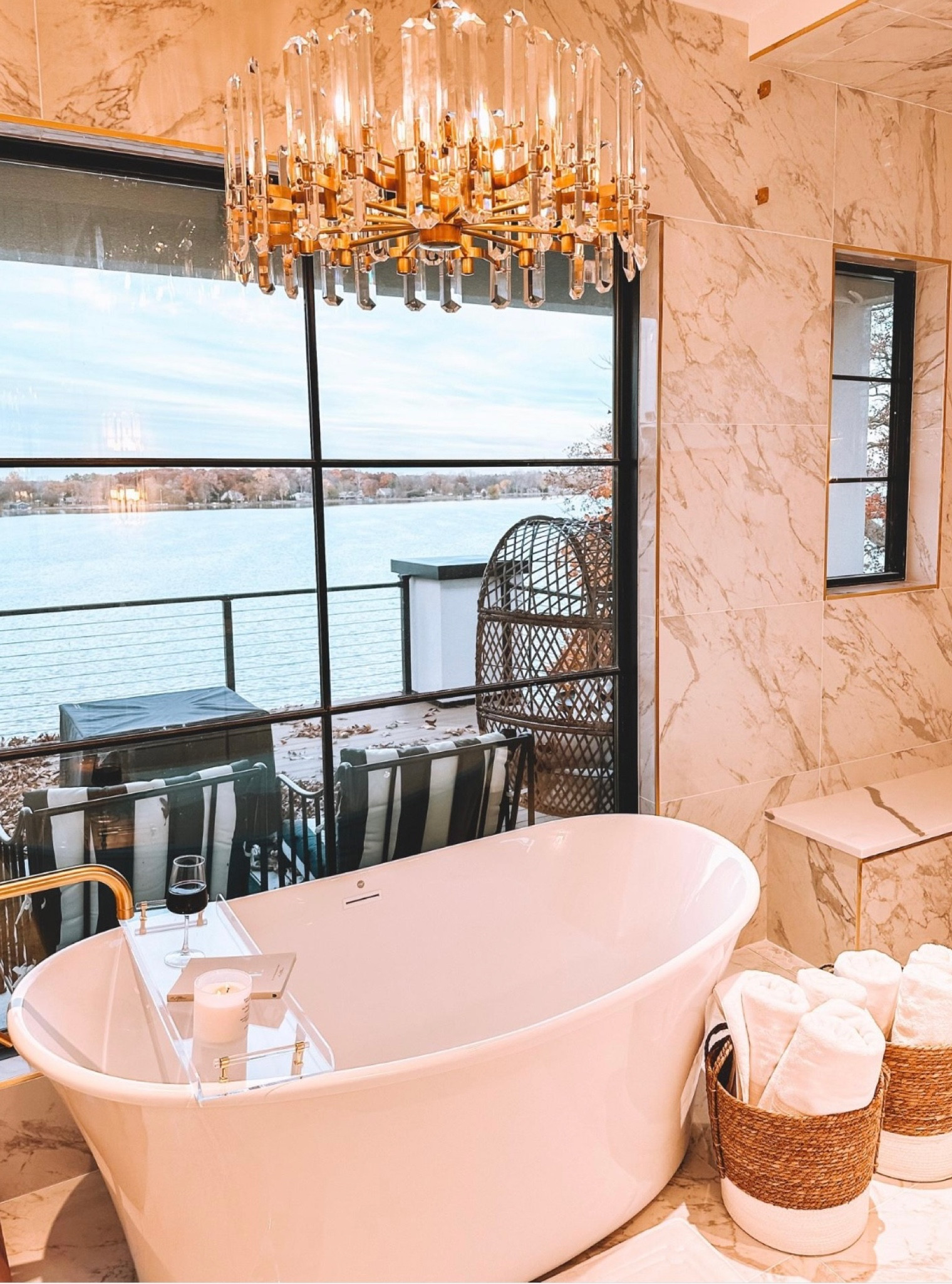 Love this acrylic bath tray… perfect gift idea! ✨🎁