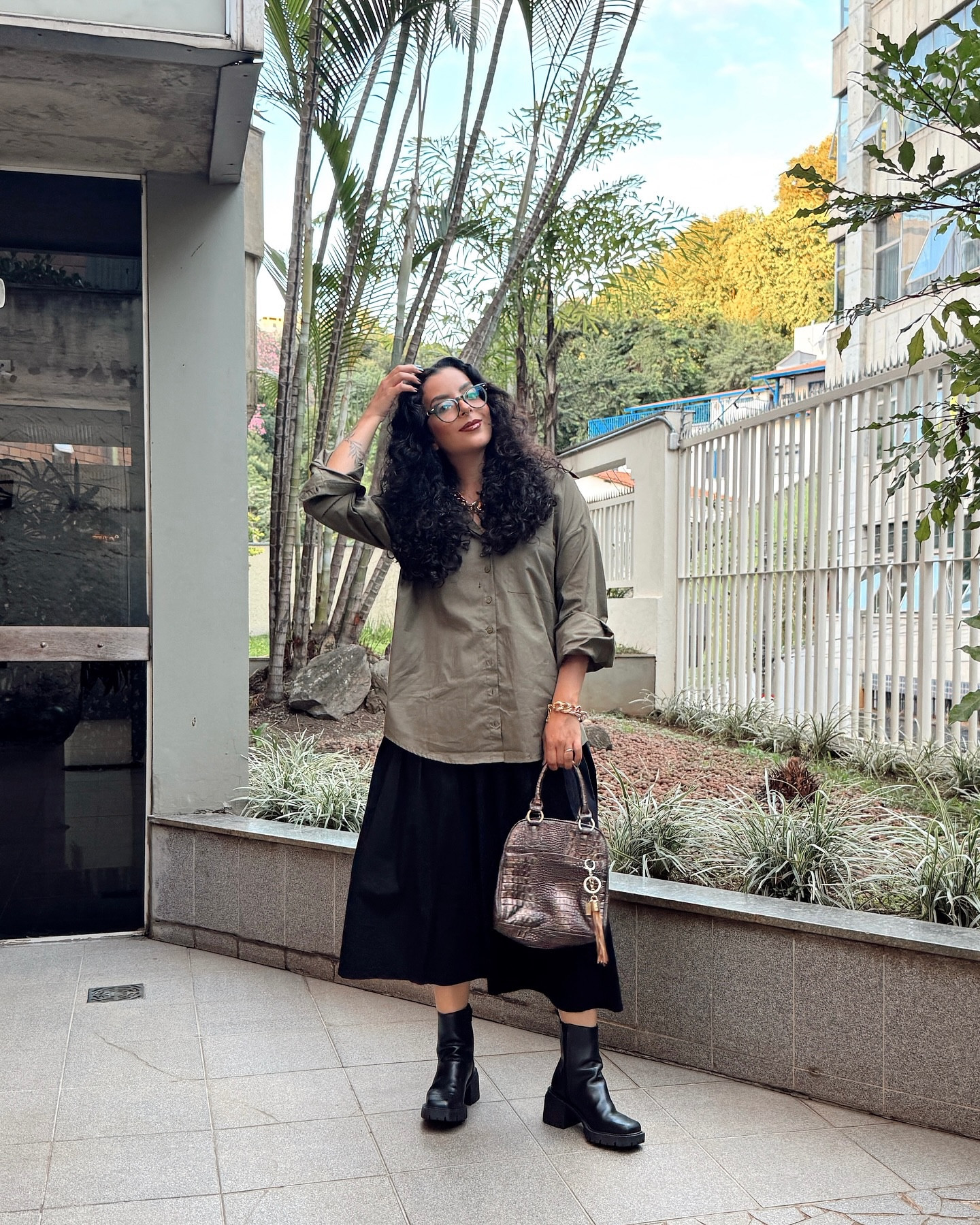 Já pode postar lookinho de outono ? Hahaha 

Bateu um friozinho eu já tô de bota meus amores 👢🍂🤎

Tudo que usei hoje já está na minha Shop da ltk, que postei nos stories/destaques 

Camisa @bynv ( encontra dela na @offpremium ) 
Saia @lojasrenner 
Bota @meusapatopreto ( 🏷️CAROLMSP) 
Acessórios @marianadiasmd 

Perfume @jimmychoo  que vc encontra na @amobelezabr 🏷️ use o cupom JIMMY15| Ganhe + 15%OFF nas compras da marca

#look #ootd #outfit #perfume #lookoutono