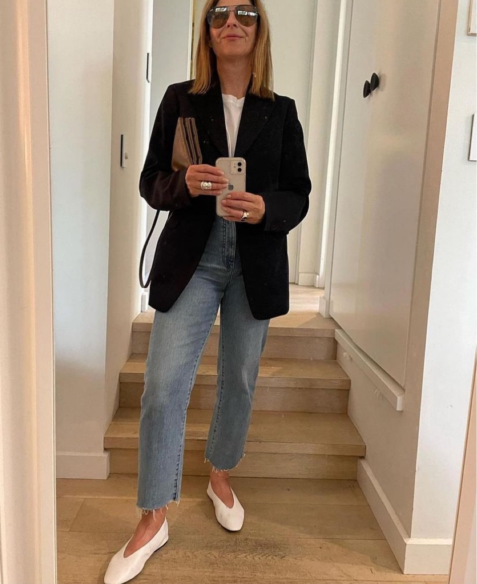 Need now: white or silver flats!

Those black pants that are now looking just very straight and average ? Add white flats.
That dress that might be a bit last season in length?
Add white flats. All my favourites are linked below!!

#LTKFind #LTKaustralia #LTKstyletip