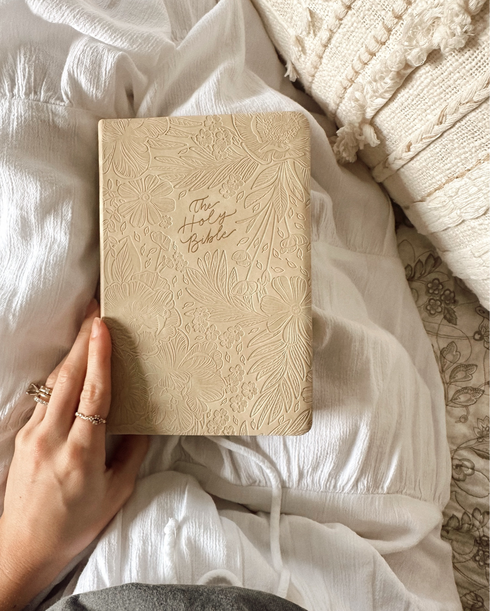 loving this compact Bible from @cksquared perfect to travel with or keep right next to the nightstand for daily reading! It’s absolutely beautiful and would make a great gift idea for the newly graduated girlie. ✨🤭

Graduation gift idea, Christian, what I’m reading, Bible, saved by Grace, daily grace co Bible devotionals

#LTKFamily #LTKGiftGuide #LTKU