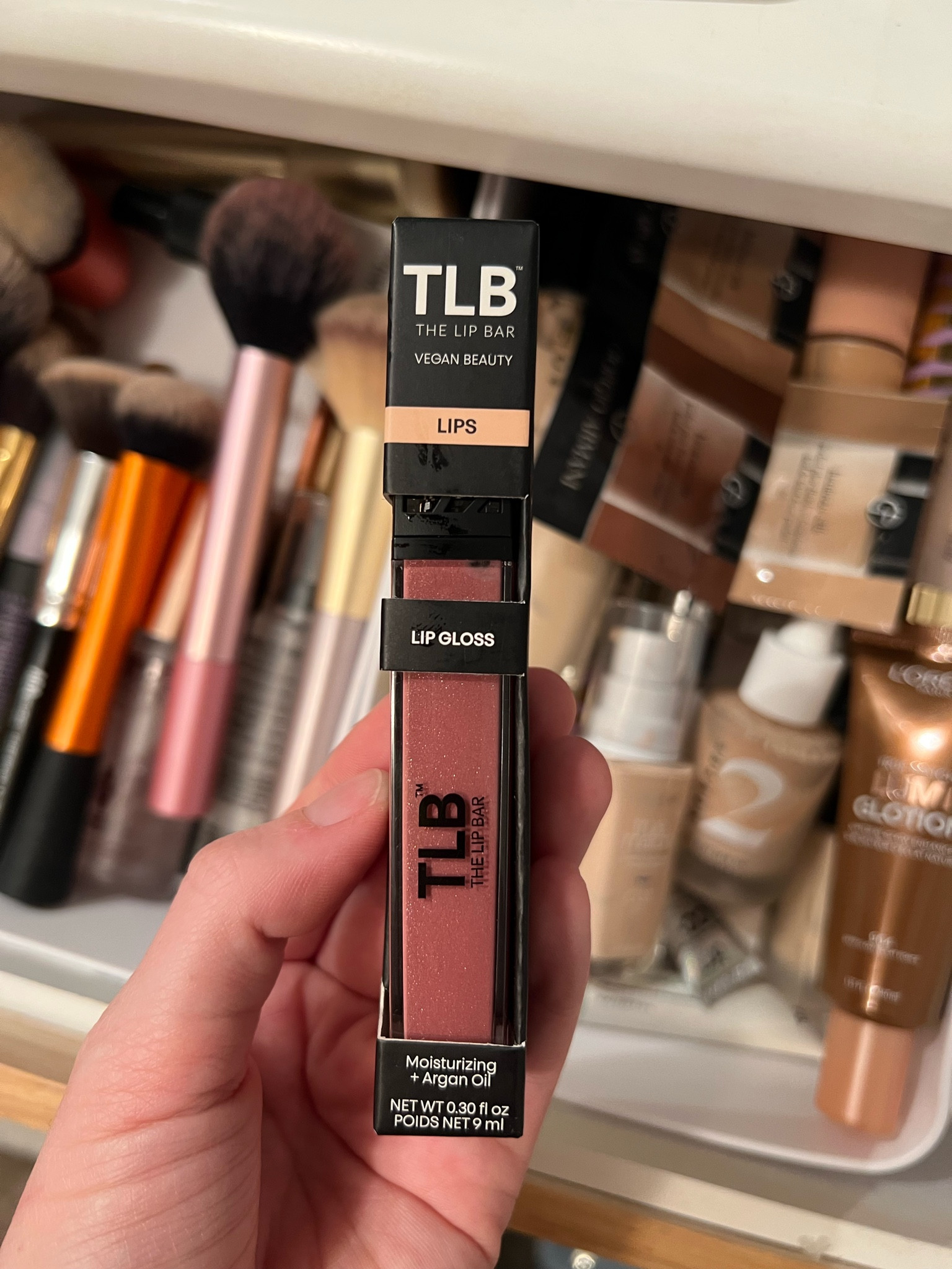 I’m usually pretty skeptical when it comes to good performing lip products…this one absolutely knocked it out of the park. The color, finish, and wear is absolutely 11/10 🤌🏼💄