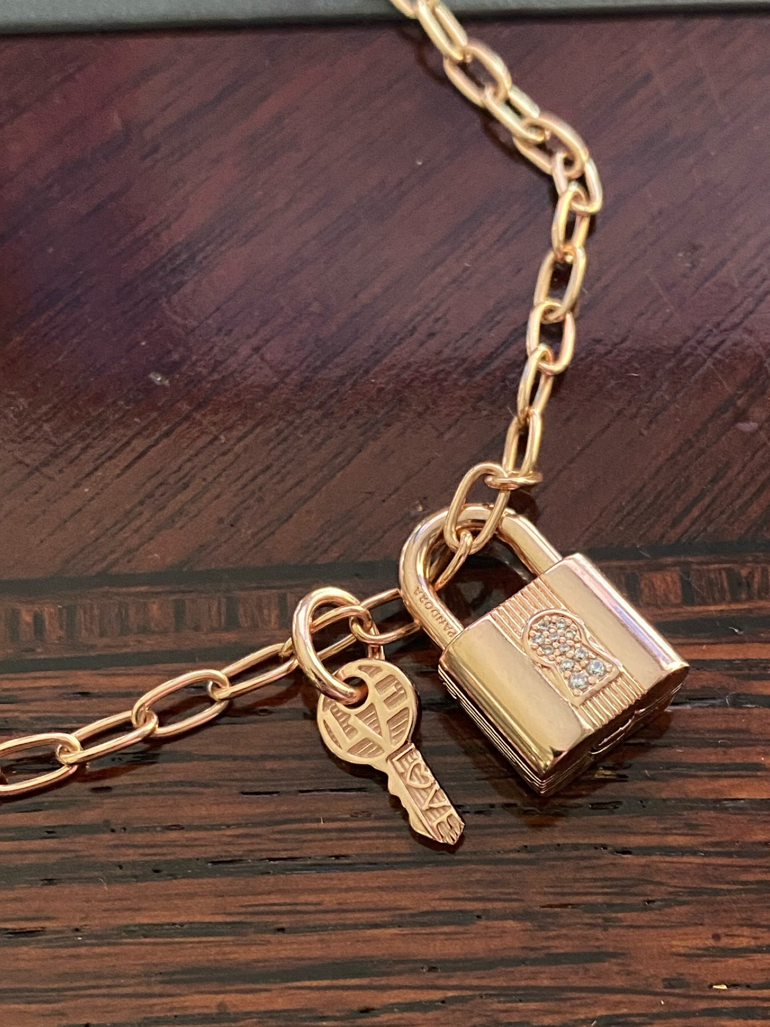 I finished my rose gold collection with this necklace & padlock.

Necklace:
Padlock: yes the key opens the padlock!