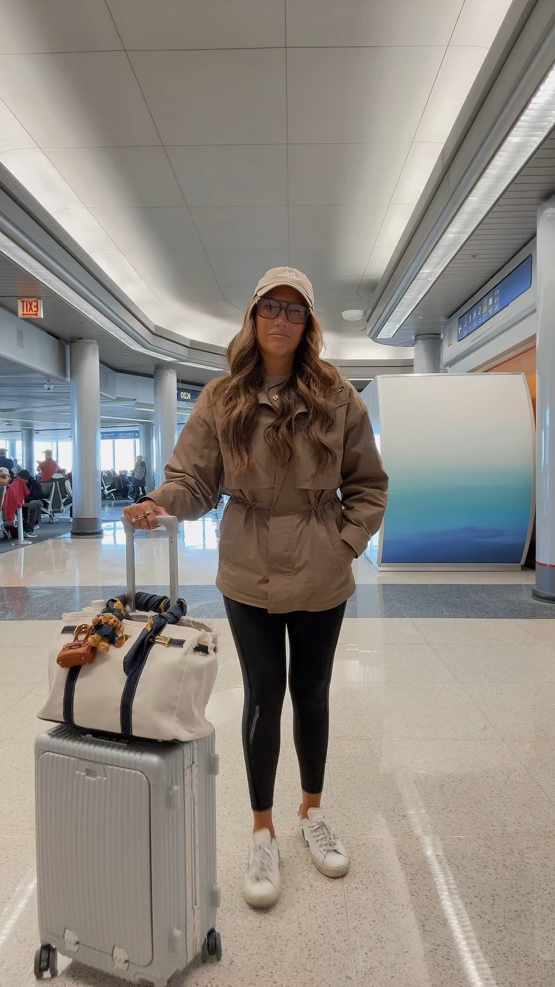 Spotted at O’Hare with bags in hand ✈️
Aritzia cinch jacket, Nobl carry-on, Boatkin bag — because travel style matters. Clearwater, here we come.
xoxo 💋

Are you a carry-on girl or a checked-bag loyalist?

#TravelStyle #AirportOutfit #ChicTravel #AritziaStyle #CarryOnEssentials

#LTKTravel
