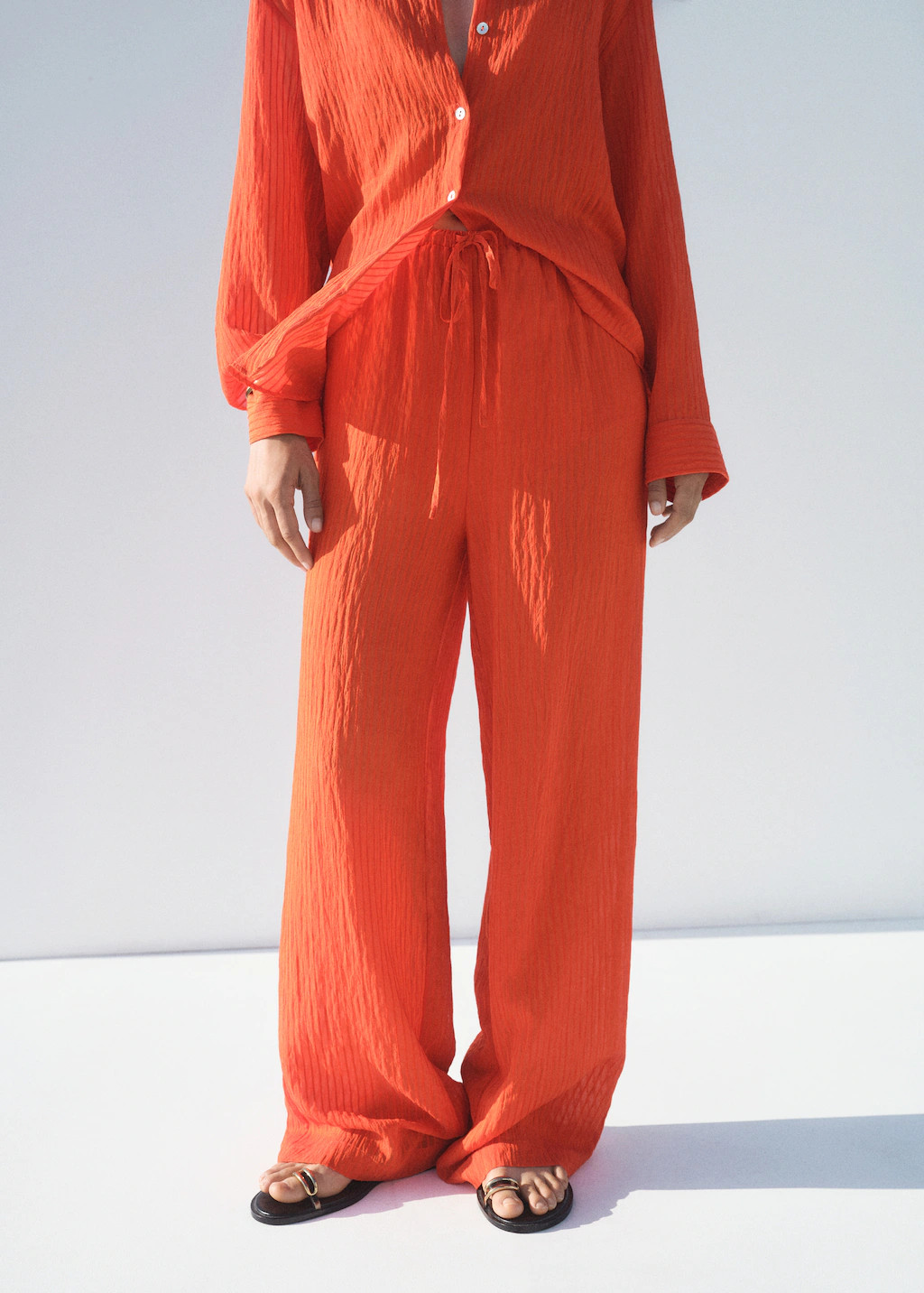 Straight-leg crinkled-effect trousers - Women | MNG Australia | Mango (US/MX/AU)