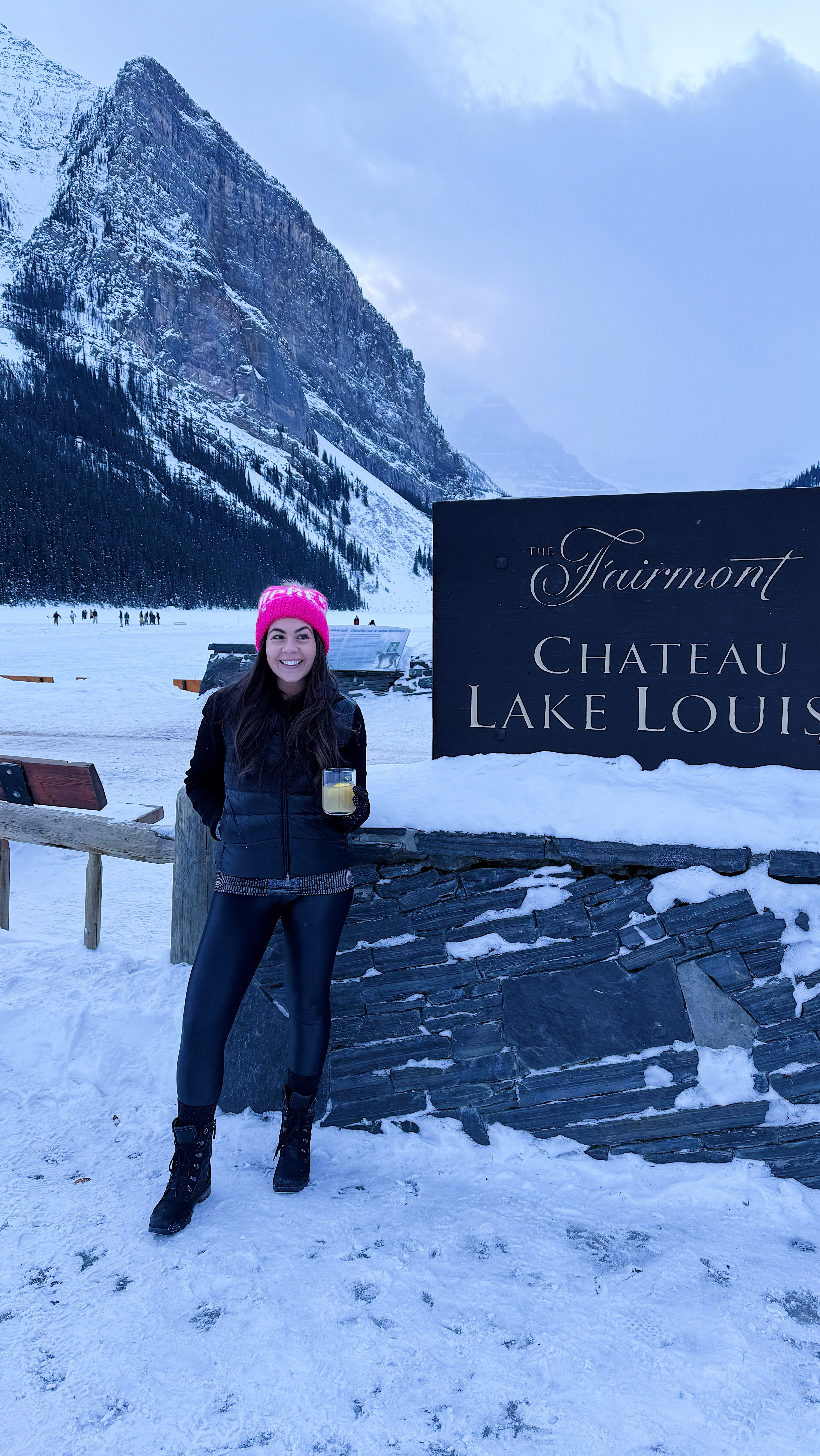 Après ski outfit 
#apres #skiing #ski #travel #canada #lakelouise #winteroutfit

#LTKSeasonal #LTKTravel #LTKWorkwear