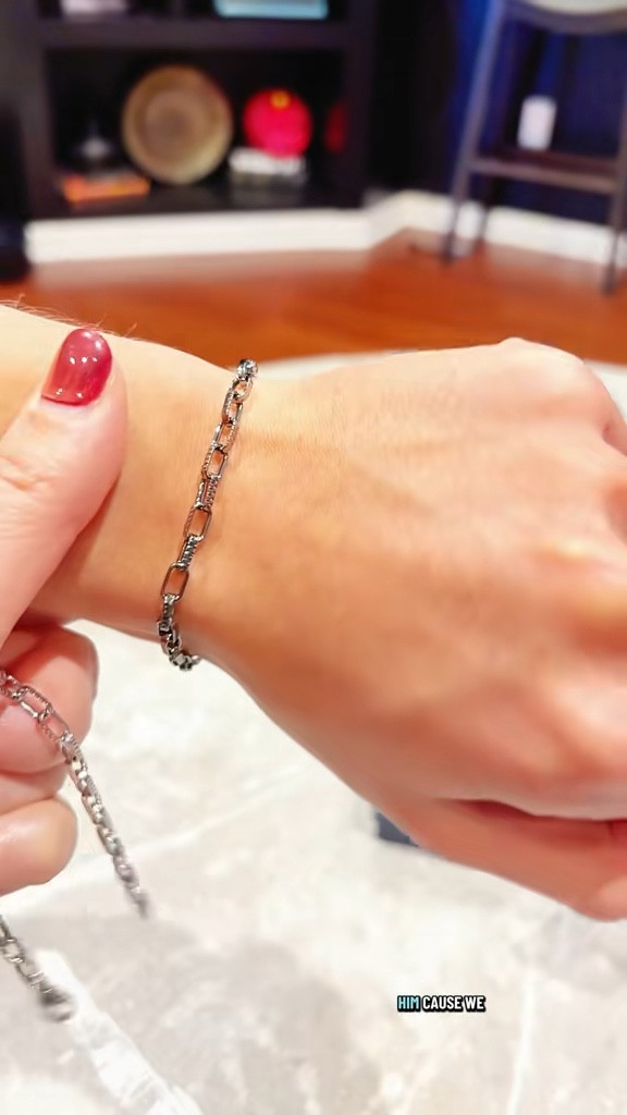 This paper clip bracelet by David Markstein is Italian jewelry at its finest! 

#LTKsalealert #LTKfindsunder50 #LTKstyletip