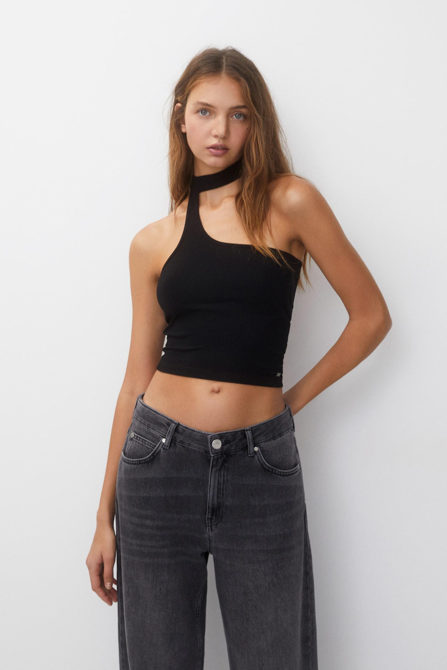 Top mit Trägern und modischem Ausschnitt | PULL and BEAR DE