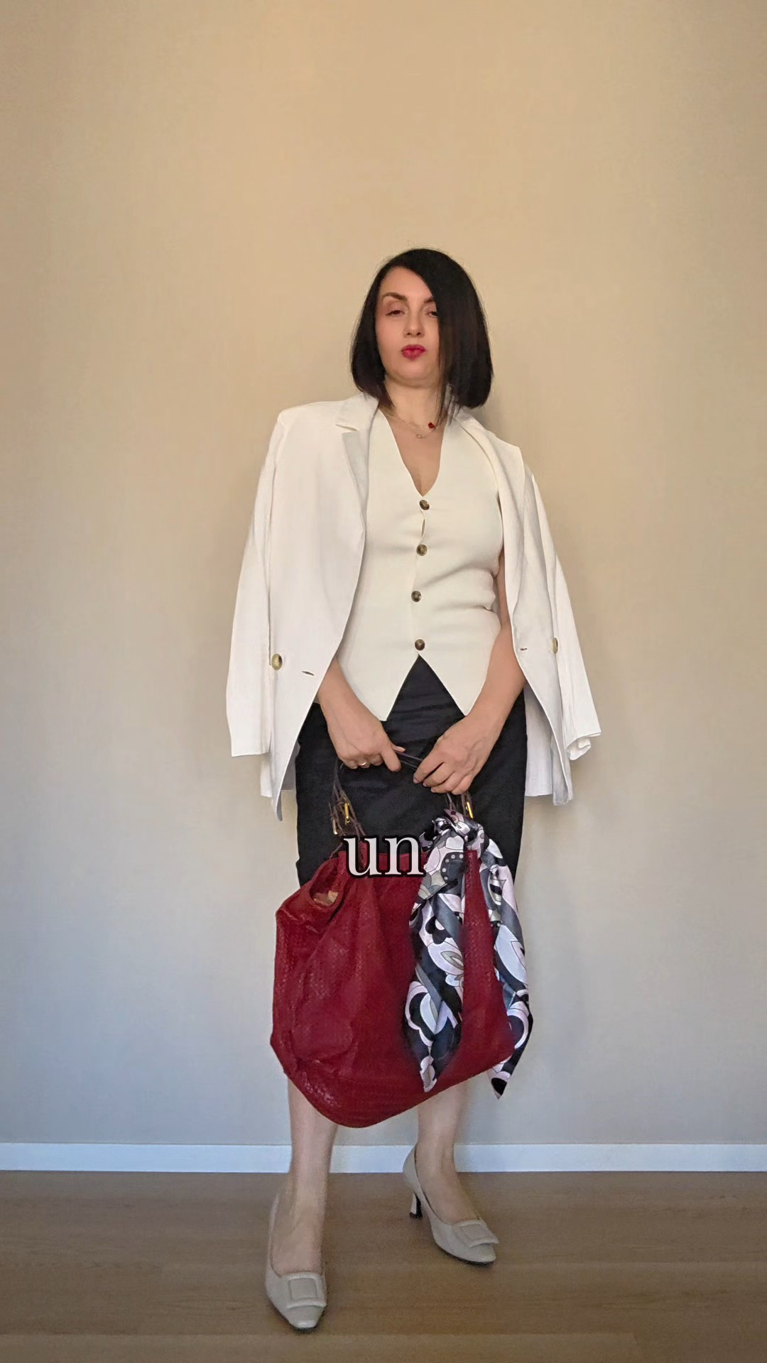 Semplice e mai banale. Come una gonna nera e dei capi basic possono darti la possibilità di creare infiniti look adatti a diverse occasioni.

#LTKitalia #LTKeurope #LTKpetite