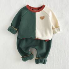 pcs Baby Boy Bear Patterned Contrast Color Round Neck Raglan Sleeve Pullover Sweatshirt Tapered Leg Pants Set | SHEIN