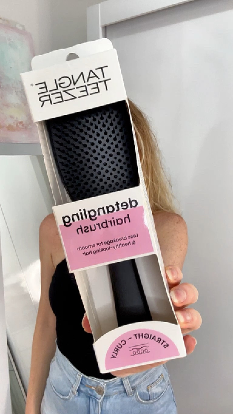 Você já testou? 



@tangleteezerbr @ltk.brasil 

Benefícios:

* Promete menos quebra para cabelos macios e saudáveis;

* Ideal para cabelos lisos e ondulados; 

* Oferece desembaraçamento rápido e sem esforço;

* Em cabelos secos suaviza o frizz e os fios rebeldes;

* Pode ser usada em cabelos molhados ou secos;

* Seu design oferece uma alça fina com aderência;

* NÃO use com calor. 

#shopltk #ltkbeauty #ltkbrasil #tangleteezer

#LTKVideo #LTKbrasil #LTKbeauty