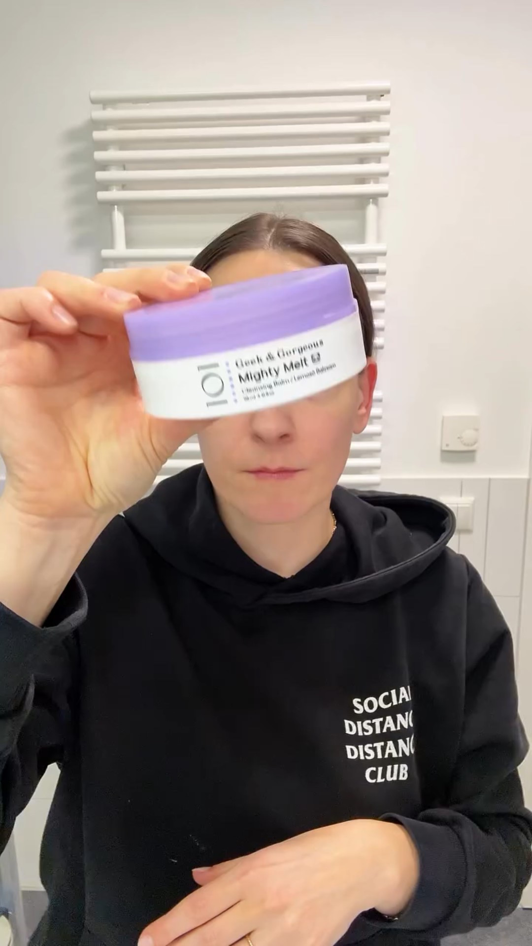 Abendroutine 🌙 All Geek&Gorgeous

Heute zeige ich eine Abendroutine, die fast ausschließlich aus Produkten der wirkstoffbasierten Skincare Brand @geekandgorgeous besteht.

Ich benutze die Produkte schon seit Jahren immer wieder und finde, man kann sich damit sehr gut (und günstig) eine wirksame Pflegeroutine aufbauen. Diese Routine eignet sich auch bei trockener und empfindlicher Haut ✨

Reinigung: Mighty Melt
Peeling: Calm Down
Feuchtigkeitscreme: Happier Barrier

PS: Lippenpflege nicht vergessen, gerade über Nacht ergibt es Sinn, die Lippen mit Feuchtigkeitspflege plus okklusiven Lippenbalm zu pflegen 🤝

[Werbung, da Markennennung]