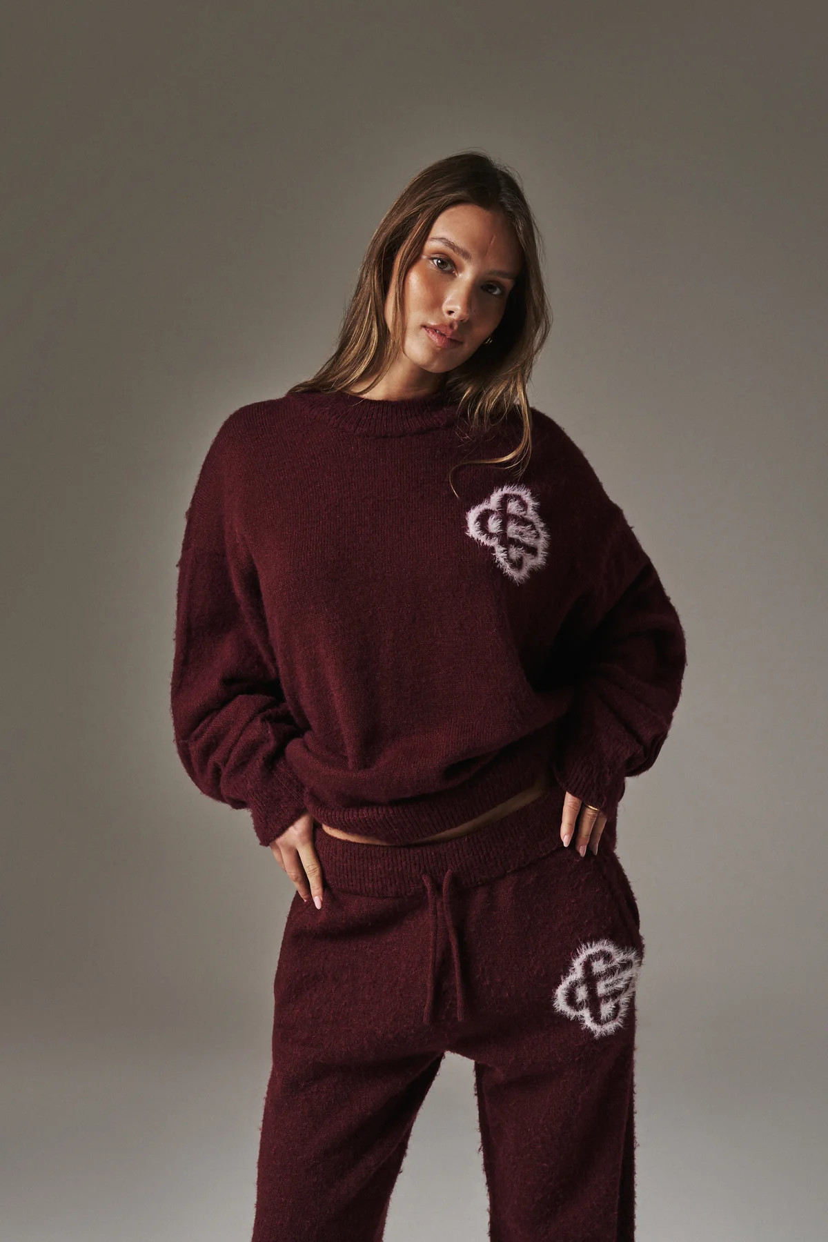 FLUFFY EMBLEM KNITTED CREW - BURGUNDY | The Couture Club