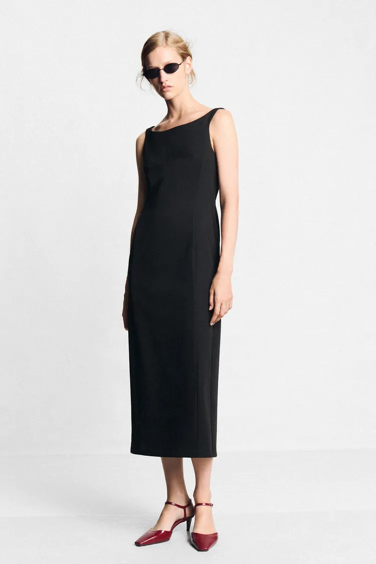 Midi dress featuring a boat neckline and sleeveless design. Back hem vent. Concealed zip fastenin... | Zara US