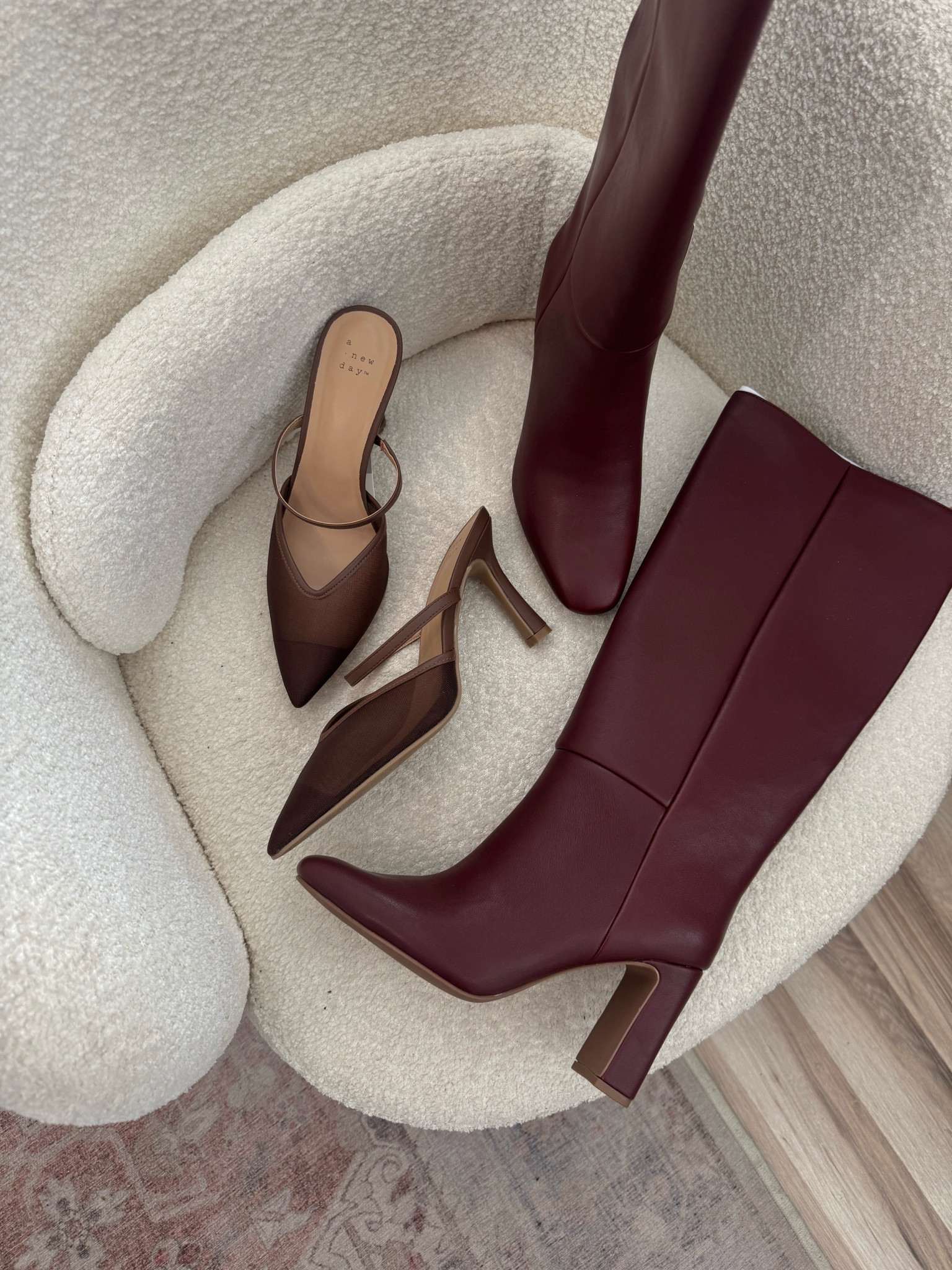 The cutest new Fall shoes are on sale for 30% off right now until tomorrow!! 

Target 
Shoe sale
Target sale 
Fall shoes 
Burgundy boots 


#LTKHoliday #LTKSeasonal #LTKShoeCrush