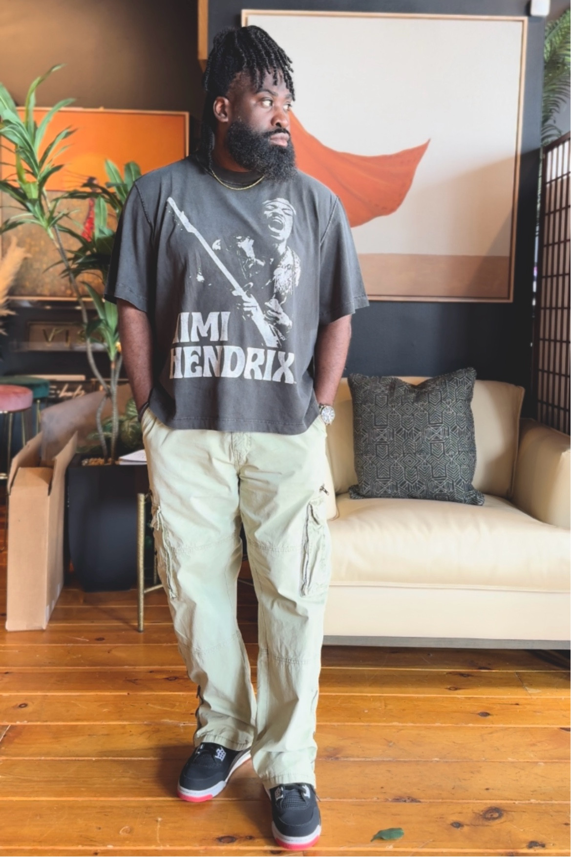 Today I’m styling one of my new favorite graphic tees. I found the cropped tee from Abercrombie. I’m a huge fan of Jimi Hendrix so I had to have it. Elevate your style with this look. 