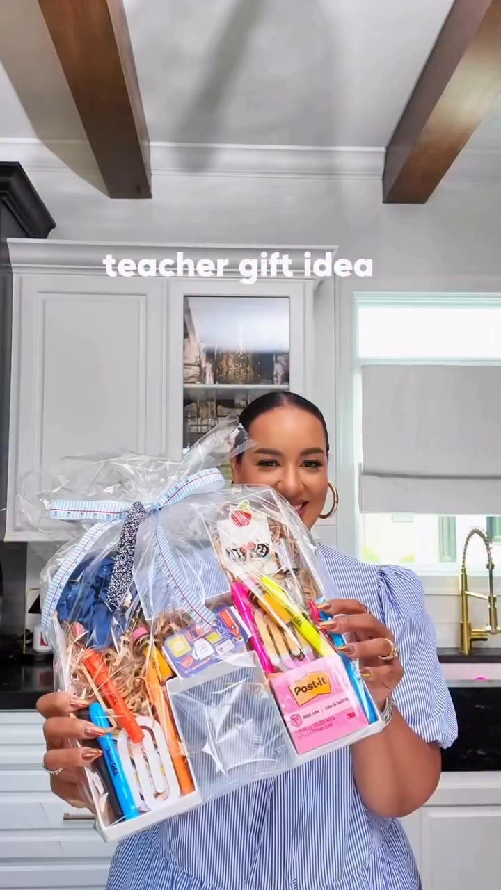 Comment “BTS” and I’ll send you the links to everything I used to make this 🍎I got everything on Amazon!  Do you guys make back to school gifts for your kids teacher? Do you guys want a budget friendly (under $20) teacher gift?