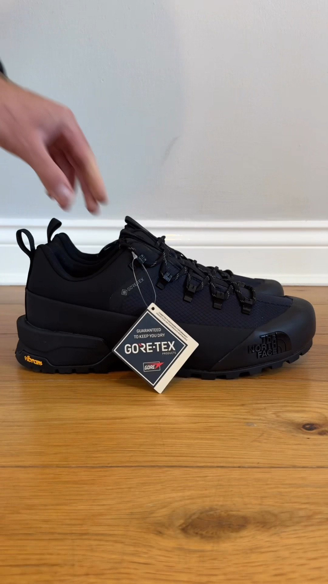 Glenclyffe Low GORE-TEX® Shoes 👟
Built for city streets + countryside escapes 🌍
	•	Inspired by classic climbing boots 🧗
	•	GORE-TEX® fabric = ultimate waterproof protection 🌧️
	•	Vibram® XS Trek outsole for grip + stability 🚶‍♂️
	•	100% recycled bootie liner 🌱
	•	Rustproof hardware for a precise fit ⚡

Urban exploration, upgraded.
