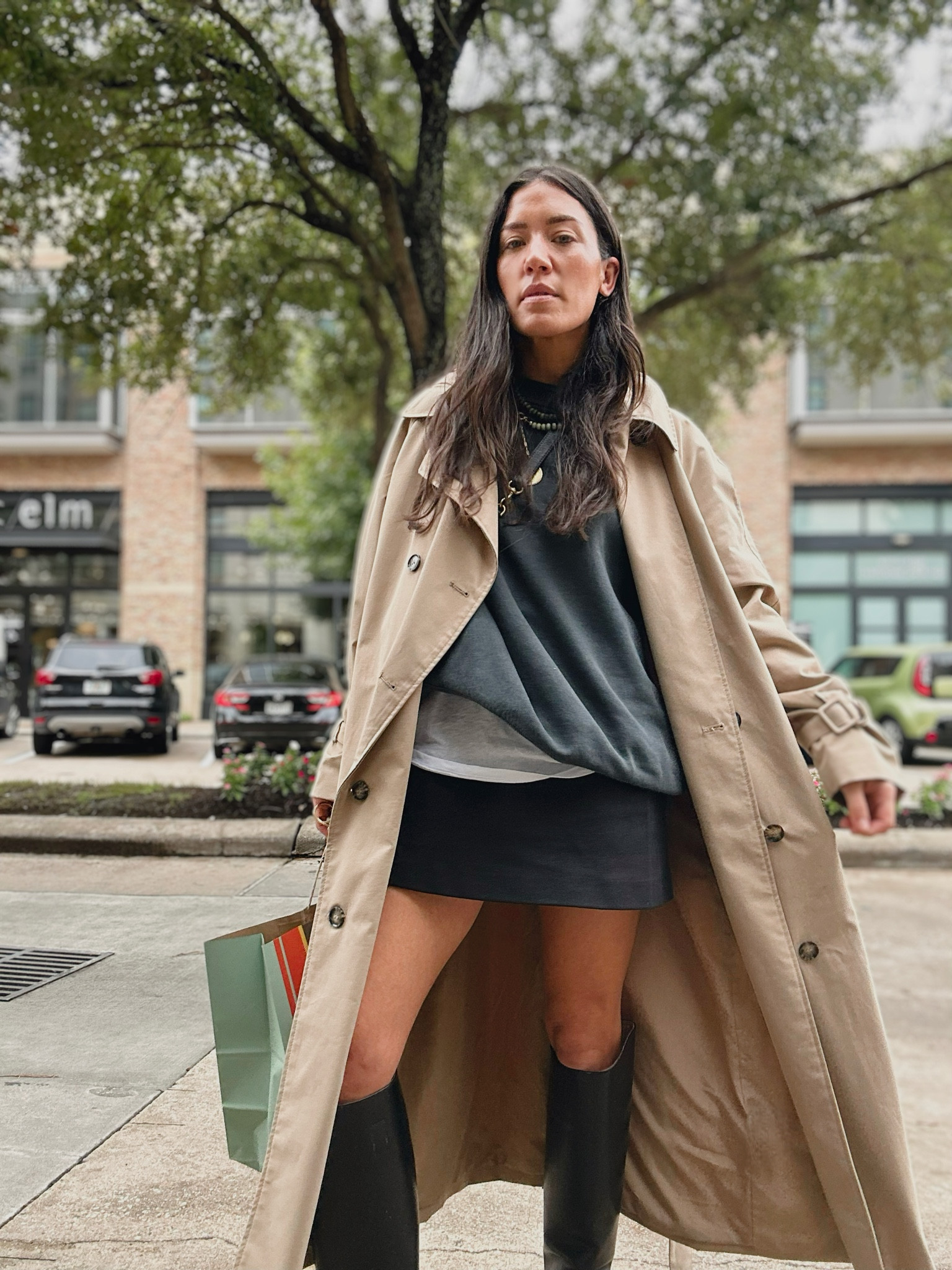 I want a girl with a short skirt and a loooong jacket 🎶