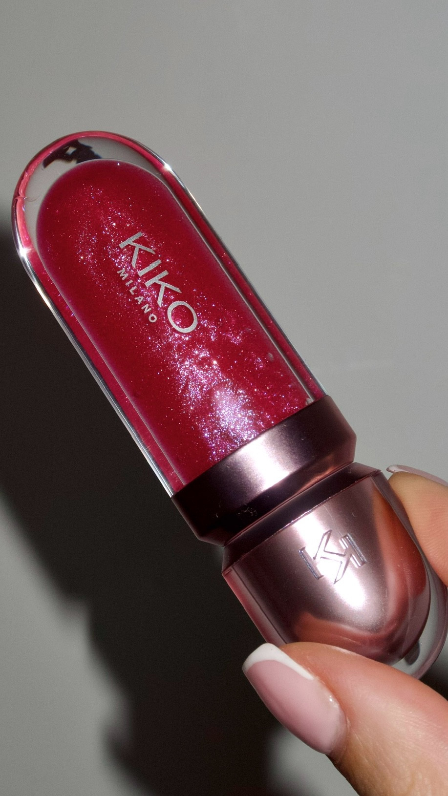 Wow isn’t this shade so pretty💖🎀 

@kikomilano 3d hydra lip oil “04” 
RRP £12.99 

these new Kiko oils are absolutely beautiful. The texture is so silky smooth. The sparkle in this one is so pretty too 

Please do not use/repost my content without my permission.

#makeupreview #makeup #viralmakeup #lipoil #lipgloss #kiko #sparklylips #sparklymakeup