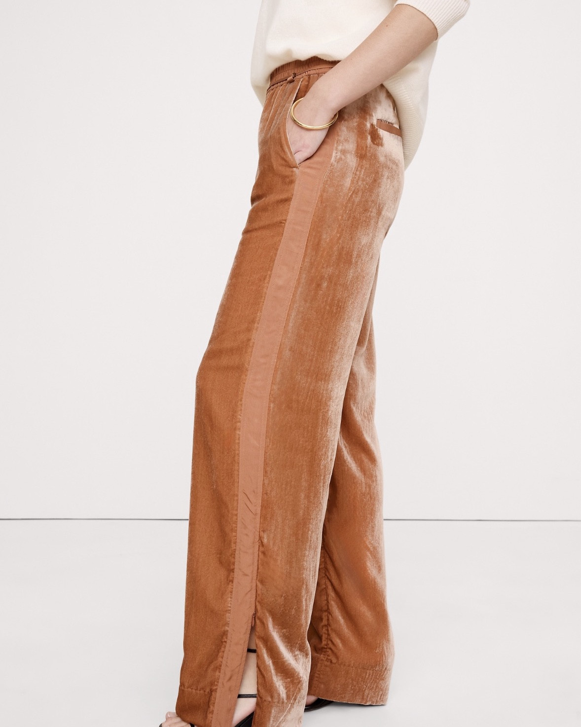 The perfect monochromatic look 

You can’t go wrong with a monochromatic look

This oversized wool coat is perfect with these velvet high rise wide leg pants! Pair it with a nice turtle neck sweater 

#LTKWorkwear #LTKStyleTip #LTKSaleAlert