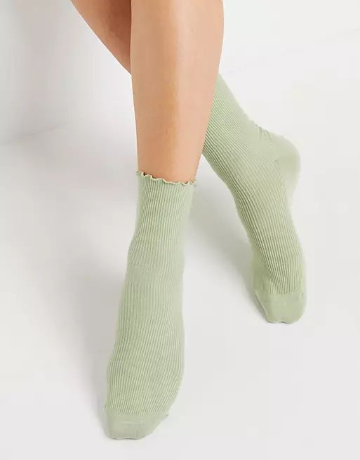 Monki – Sophie – Grüne Socken aus Bio-Baumwolle mit Rüschensaum | ASOS (Global)